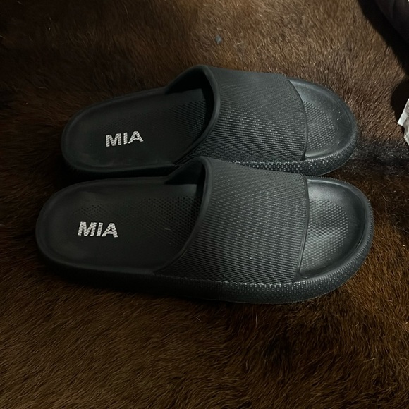 MIA Shoes - Black Size 10 slides